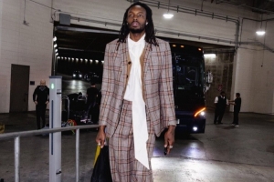 今日沒(méi)小楊！開(kāi)拓者亮相休斯敦 格蘭特一身格紋套裝時(shí)尚感拉滿(mǎn)