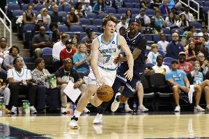 家鄉人民面前展示一把！4號秀克尼佩爾搶斷反擊送雙手暴扣！