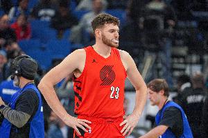 真能搶前場(chǎng)籃板！克林根9中4&三分3中0拿到9分8板 其中6前場(chǎng)板