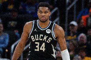 被包夾就出球！字母哥反擊助攻羅林斯上籃反超比分 個(gè)人14助了！