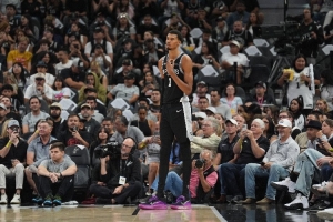 曾令旭:馬刺外線(xiàn)太年輕 沒(méi)文班他們依舊是西部墊底水平