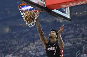 拼得很兇！韋爾保護后場(chǎng)籃板 球鞋被甩出場(chǎng)外