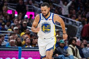 庫里：我知道我30歲后40+場(chǎng)次追平喬丹 我當時(shí)還做了反著(zhù)的23手勢