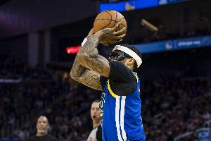 一波9-0反超比分！庫里掛掩護吸引雙人包夾 小佩頓空位三分再進(jìn)