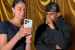 厲害！亞馬爾看兒時(shí)照片猜球員，內馬爾、德容、梅西、萊萬(wàn)全猜中