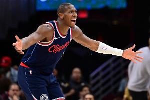 外線(xiàn)沒(méi)譜！克里斯-鄧恩8中2拿到9分5助 三分6中1