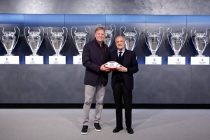 皇馬主席弗洛倫蒂諾會(huì )見(jiàn)NFL總裁，雙方互贈禮物