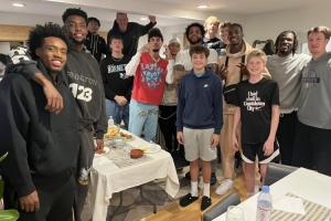 回家鄉密爾沃基打客場(chǎng)！克尼佩爾母親邀請黃蜂全隊共進(jìn)晚餐！