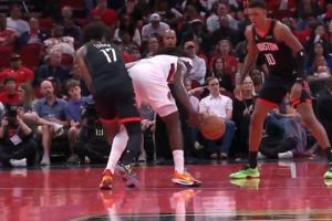 ??有點(diǎn)不妙！伊森受傷瞬間：被霍勒迪頂到了左膝蓋