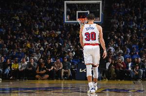 庫里：打球時(shí)我還是喜歡穿自己的鞋 不過(guò)我會(huì )找點(diǎn)樂(lè )子嘗試其他鞋