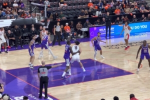 美記:馬盧阿奇在內線(xiàn)全力防下楊瀚森 弗萊明快攻反擊果斷出手