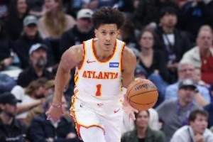 楊瀚森來(lái)看榜樣！新鷹王約翰遜菜鳥(niǎo)季2.4分1.2籃板&第3年迎來(lái)質(zhì)變