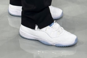 老板都一度不穿UA了！庫里保鏢今日上腳AJ 11出現在球場(chǎng)！