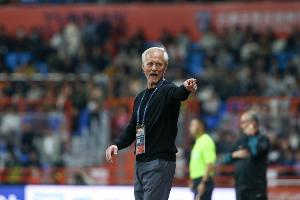 足球報：處子賽季鎖定中超前八，玉昆主帥安德森感謝云南球迷