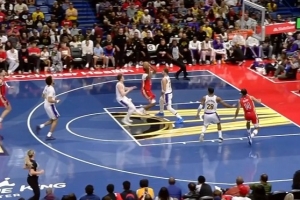 聽(tīng)勸！東契奇被吹防守犯規讓挑戰 雷迪克應允且成功改判對手犯規