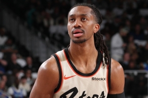 神奇小子！詹金斯后場(chǎng)轟進(jìn)第三節壓哨打板三分