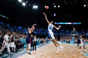 科爾：我要把庫里在奧運面對文班投三分的照片放在房間