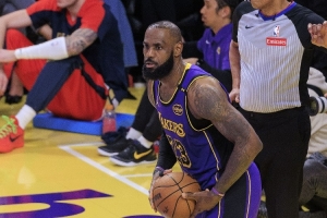 阿里納斯：詹姆斯得到了生涯最輕松的投籃 防守待遇跟斯瑪特類(lèi)似