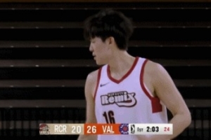 小細節得注意！楊瀚森積極給隊友作掩護 但被吹進(jìn)攻犯規！