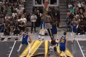 一柱擎天！卡斯爾底線(xiàn)球直接給文班 隔人空接暴扣裁判吹提前犯規