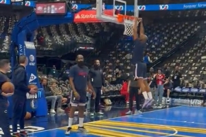 40歲還能飛！燈泡連線(xiàn)！賽前熱身哈登助攻保羅空接暴扣