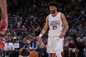 今天是主攻手！穆雷上半場(chǎng)17次出手命中7球 三分5中1砍下17分3助