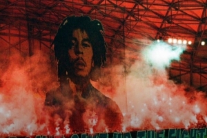 球迷燃放煙花違規！馬賽被罰款7萬(wàn)余歐元+部分看臺關(guān)閉但緩期執行