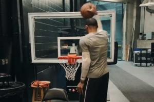 ??笑死哈哈哈！威少連扣4次超矮籃筐??全飛了！