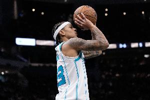 形似艾弗森！曼恩右側弧頂處回拉撤步干拔三分命中