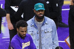 就等老詹了！湖人前14場(chǎng)讓他看到了啥？ 復出后將更多扮演終結者