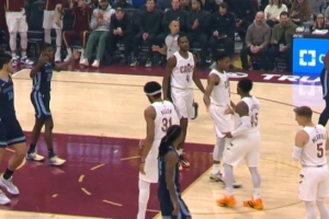 開(kāi)場(chǎng)就是高難度！米切爾借掩護掛著(zhù)韋爾斯命中打板三分還加罰！