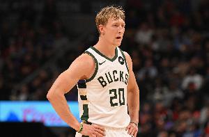 追回來(lái)了！AJ·格林連中三記三分球 雄鹿轟出一波15-0