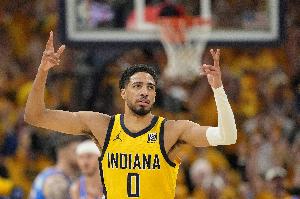 挺像那么回事！哈利伯頓場(chǎng)邊正裝指揮隊友 神似球隊主帥