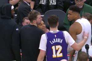 ???大氣！脫了球衣的字母哥拿走球 直接遞給了東契奇