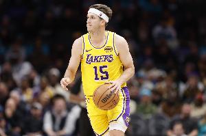 組織亮眼！里夫斯上半場(chǎng)7投3中砍下8分7助攻 正負值+22