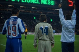 傳奇開(kāi)啟！22年前的今天，16歲梅西上演巴薩一線(xiàn)隊首秀