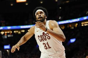 攻防壓制！賈勒特·阿倫跟進(jìn)單臂隔扣JJJ 隨后又帽掉JJJ上籃！