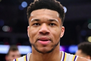 字母為湖人“送”球！美網(wǎng)友：開(kāi)始替未來(lái)隊友操心了 他是個(gè)湖人!