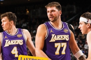 大勝雄鹿！湖人發(fā)布贏(yíng)球海報：東契奇C位當之無(wú)愧 小里克內入鏡