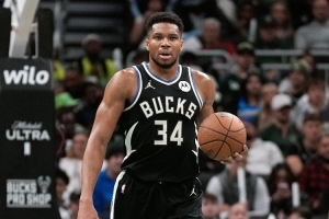 略顯沉寂！字母哥首節2中1僅得3分3板2失誤 球隊落后12分