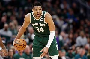 苦苦支撐！字母哥強攻布朗尼 殺到內線(xiàn)上籃得手