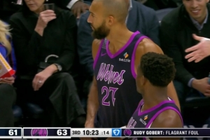 沒(méi)必要！戈貝爾推倒小哈達威還喋喋不休 被吹一級惡意犯規