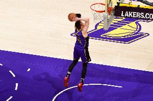 眼觀(guān)六路！里夫斯起跳傳球 妙傳空切的克內克特雙手暴扣