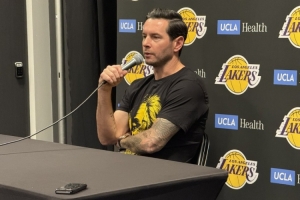 雷迪克穿艾頓定制球衣出席新聞發(fā)布會(huì )：我們希望他能成為雄獅！