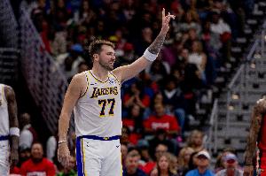 磨合成型！77+里皇+艾頓組成擋拆三叉戟 內線(xiàn)攻防硬度助湖人起飛