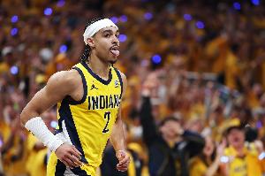 狀態(tài)火熱！內姆哈德撤步三分再中 半節已拿11分