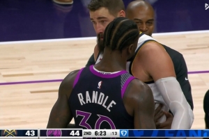 火藥味！瓦蘭造里德犯規 后者推搡引發(fā)小摩擦并吃到技術(shù)犯規