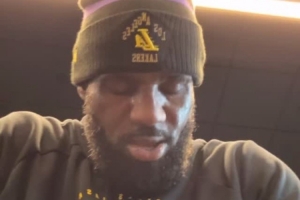 加緊備戰！詹姆斯曬在湖人訓練館自拍 健身房?jì)嚷?tīng)歌搖頭晃腦