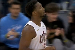 還得球星站出來(lái)解決問(wèn)題！米切爾干拔三分+妙傳隊友帶隊反超！