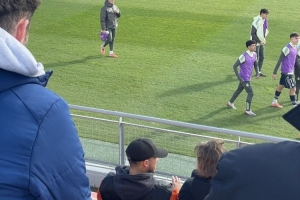 回來(lái)看看！阿扎爾現場(chǎng)觀(guān)看皇馬梯隊比賽